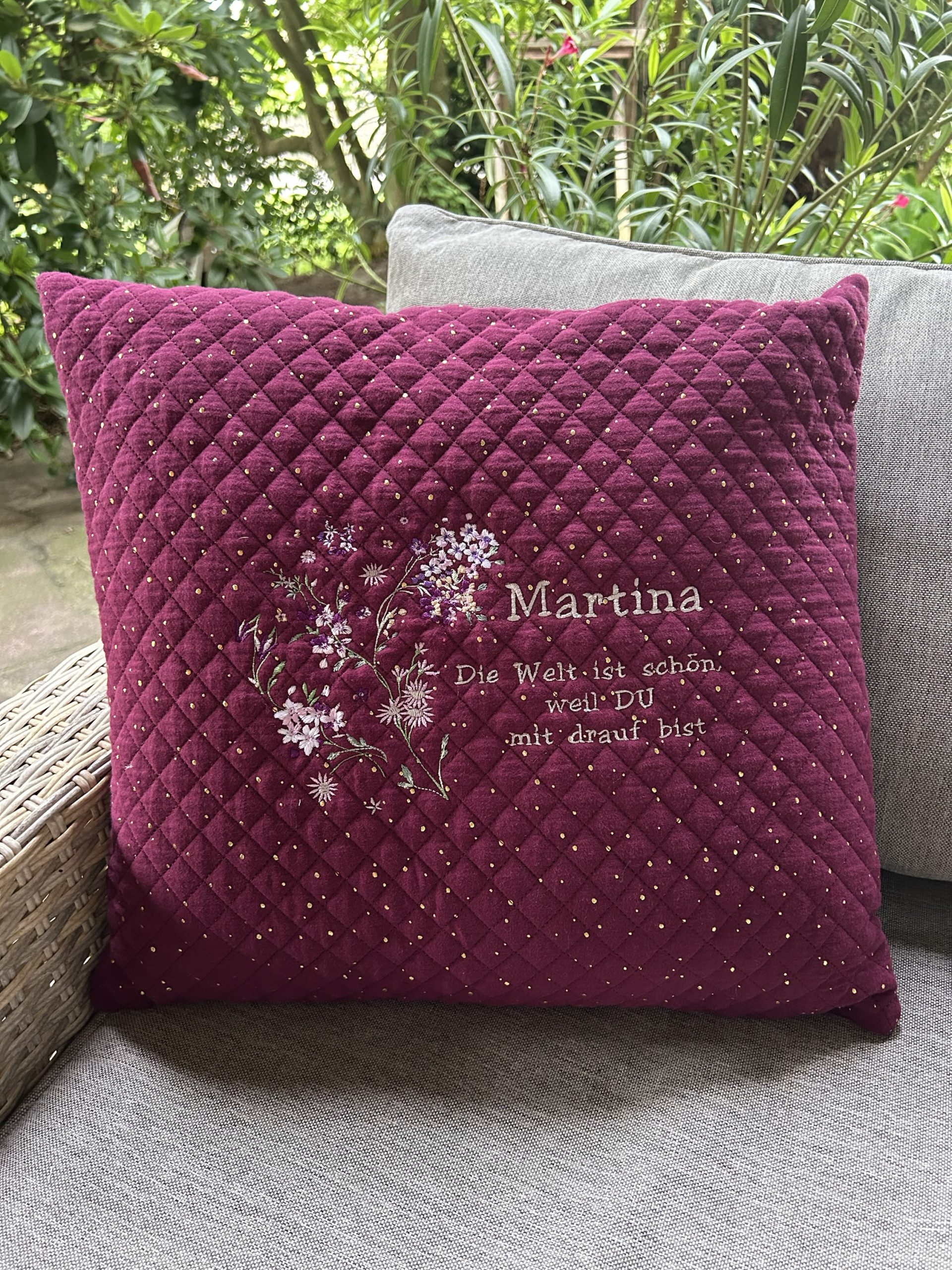 Kissen „Die Welt ist schön, weil du mit drauf bist“ – ein Geschenk von Herzen